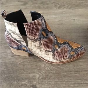 Gorgeous Snakeskin Booties